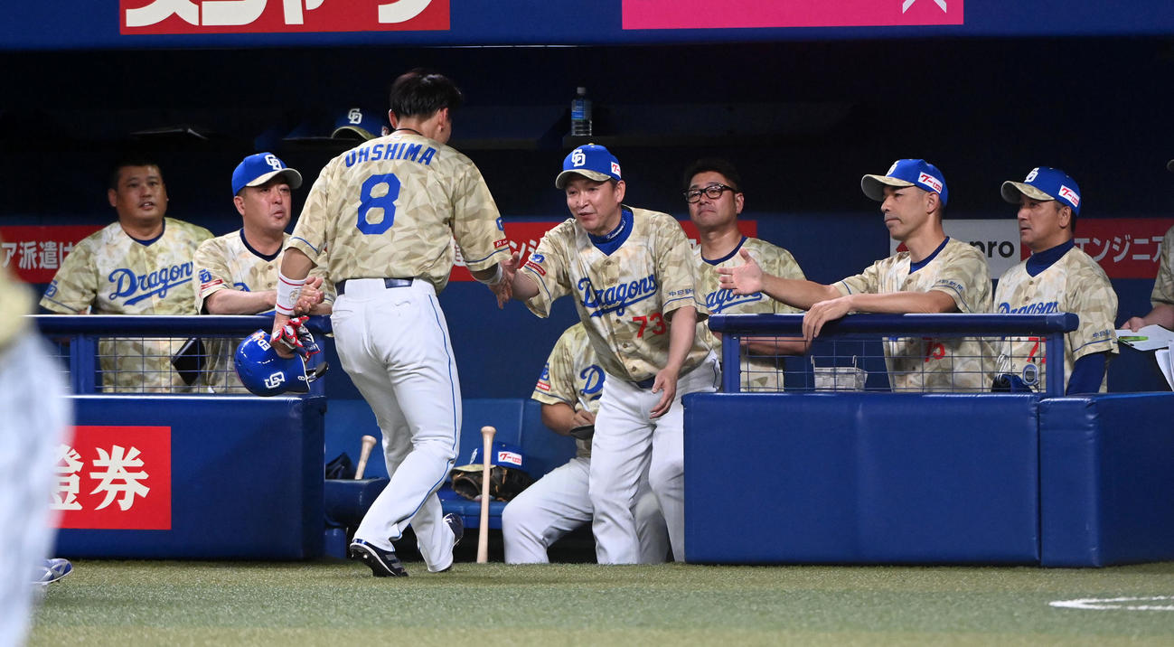 中日対DeNA 2000本安打を達成した大島（背中）を祝福する立浪監督（中央）ら中日首脳陣（撮影・前岡正明）