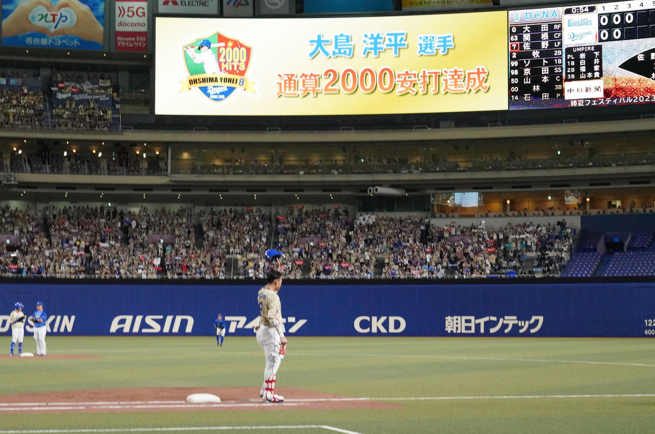 中日対DeNA 3回裏中日1死一塁、中前安打を放ち通算2000本安打を達成しファンの声援に応える大島（撮影・森本幸一）