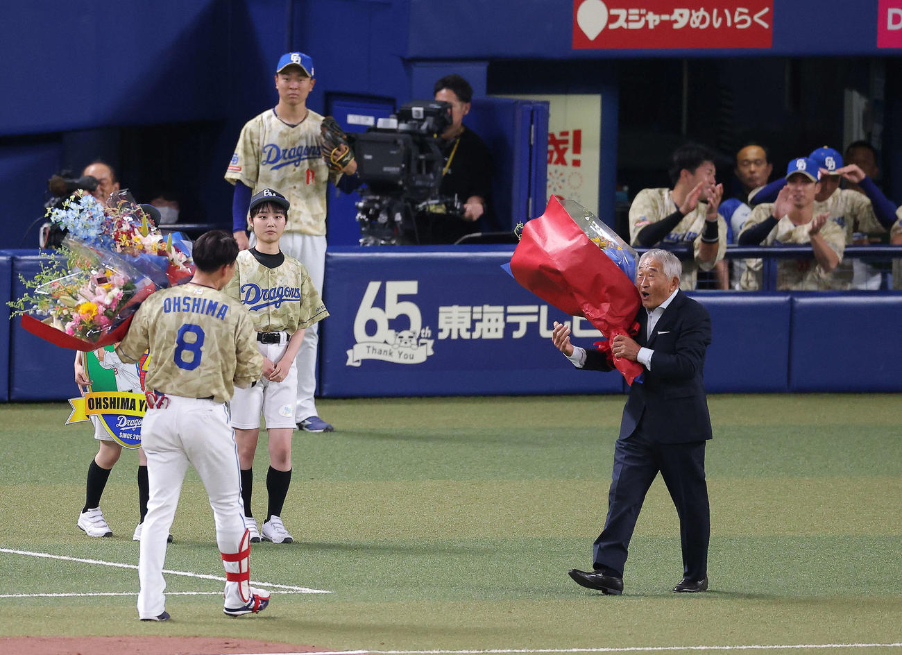 中日対DeNA 3回裏、通算2000安打を達成した大島（左）を祝福する享栄野球部元監督の柴垣氏（撮影・河田真司）