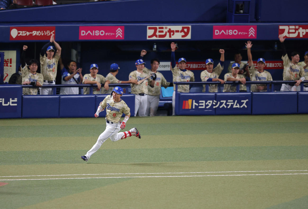 中日対DeNA 3回裏中日1死一塁、通算2000安打となる中前打を放つ大島（撮影・河田真司）