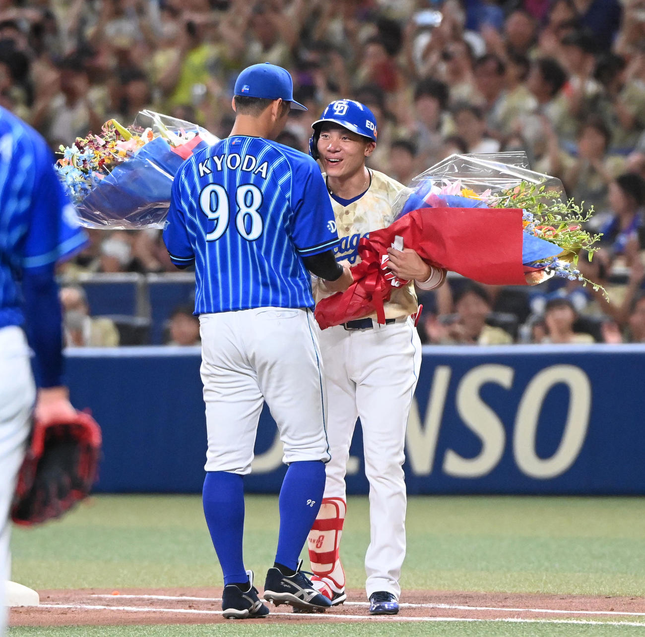 中日対DeNA 3回裏中日1死一塁、大島は中前打を放ち2000本安打を達成、DeNA京田から花束を受け取る（撮影・前岡正明）