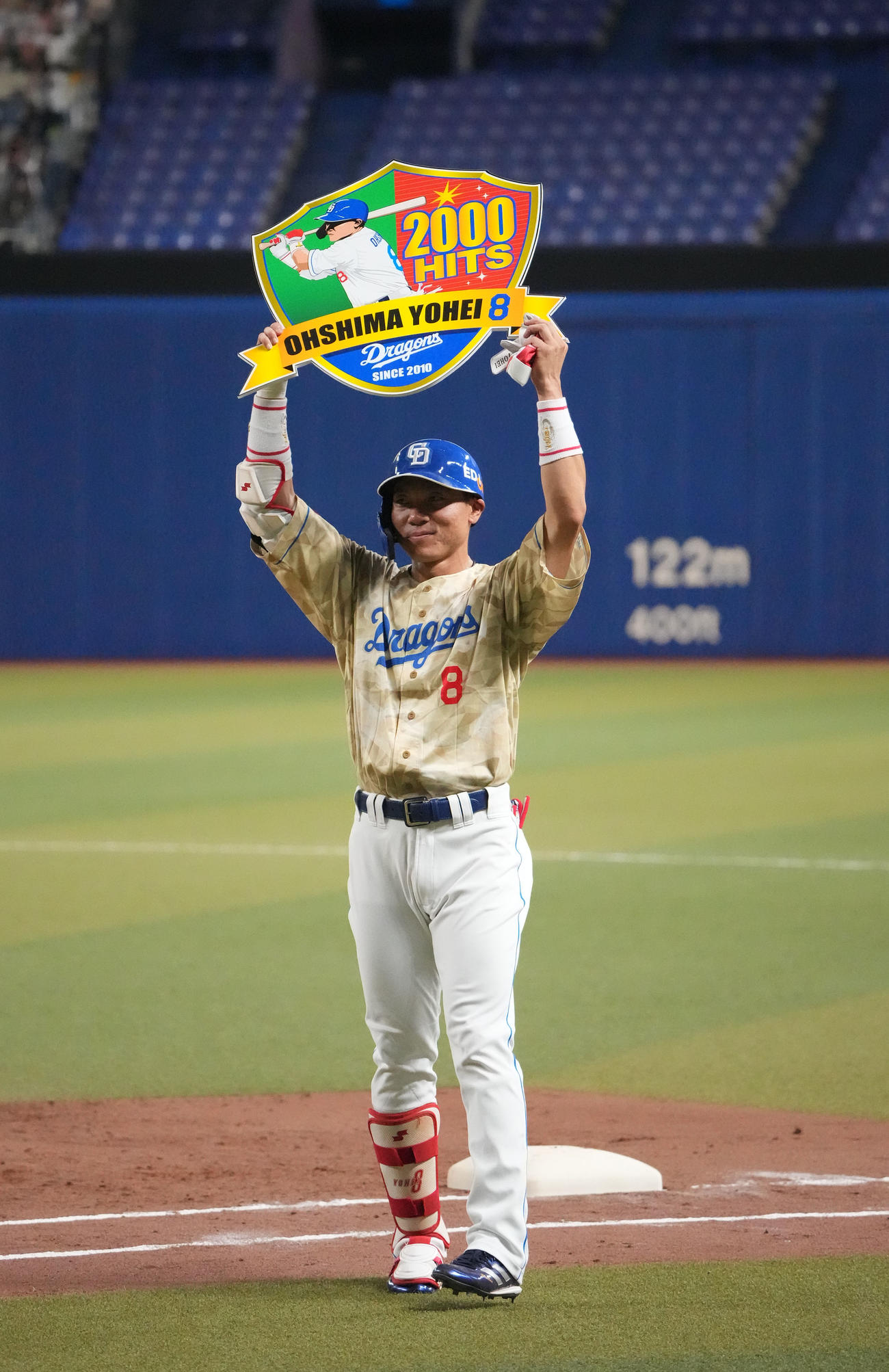 中日対DeNA 3回裏中日1死一塁、中前安打を放ち通算2000本安打を達成し記念ボードを掲げる大島（撮影・森本幸一）
