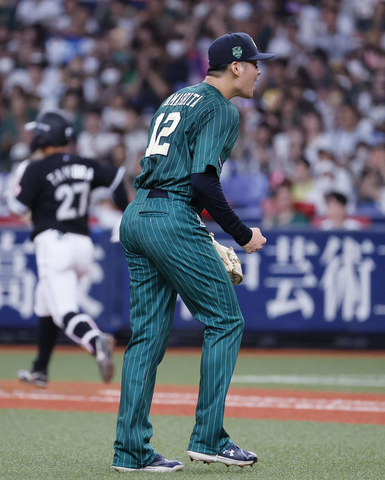 オリックス対ロッテ　2回表ロッテ1死満塁、田村を投ゴロ併殺に打ち取りガッツポーズをするオリックス山下（撮影・藤尾明華）