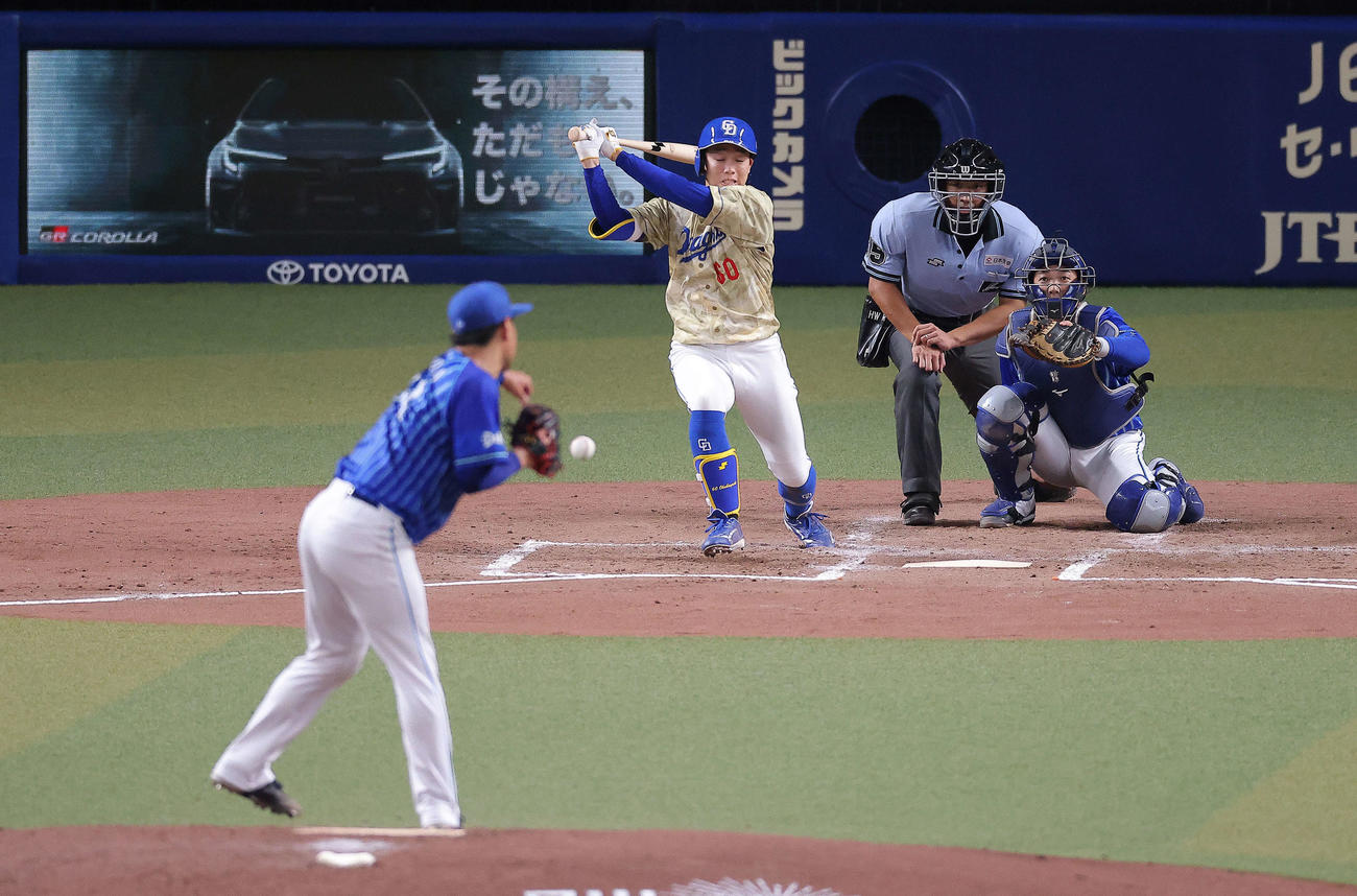中日対DeNA 3回裏中日1死、投手強襲の内野安打を放つ岡林。投手石田（撮影・河田真司）
