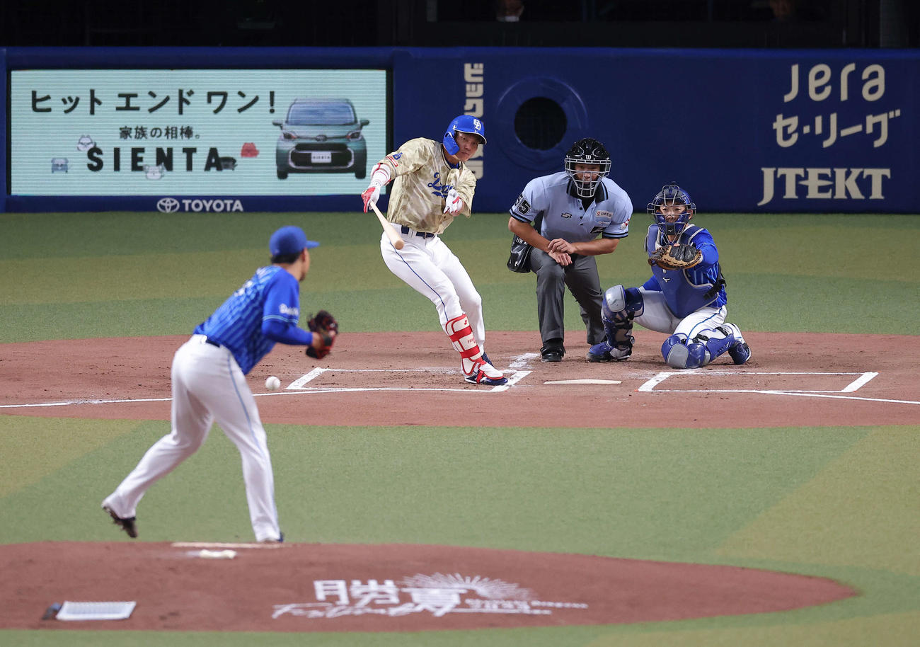 中日対DeNA 1回裏中日無死一塁、二ゴロを放つ大島。投手石田（撮影・河田真司）