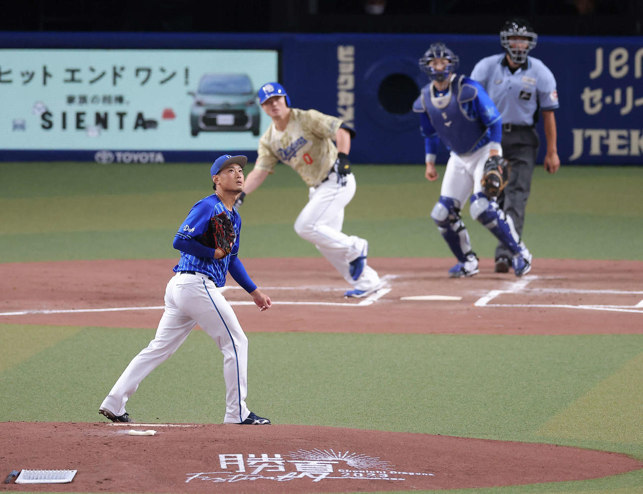 中日対DeNA 1回裏中日2死一塁、細川を中飛に仕留める石田（撮影・河田真司）