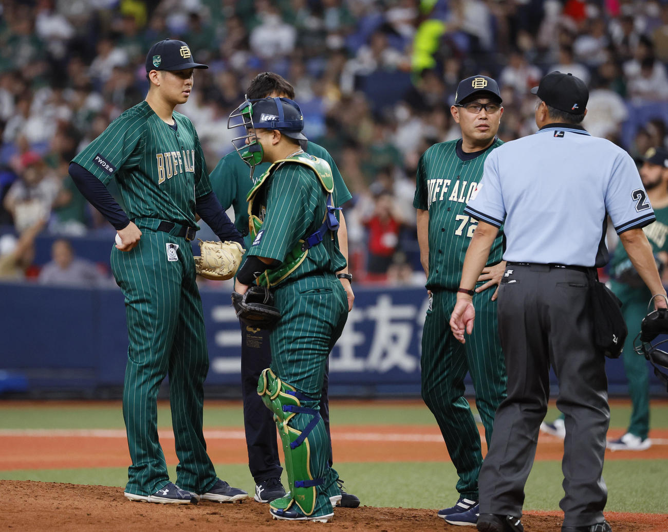 オリックス対ロッテ　6回表のマウンドに上がるも、治療に向かいそのまま降板するオリックス山下（左端）（撮影・藤尾明華）