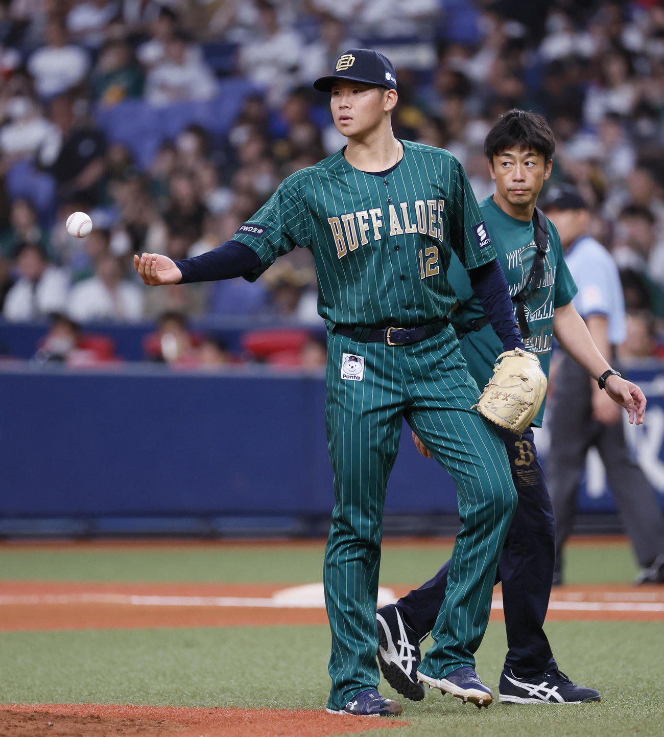 オリックス対ロッテ　6回表のマウンドに上がるも、治療に向かいそのまま降板するオリックス山下（撮影・藤尾明華）