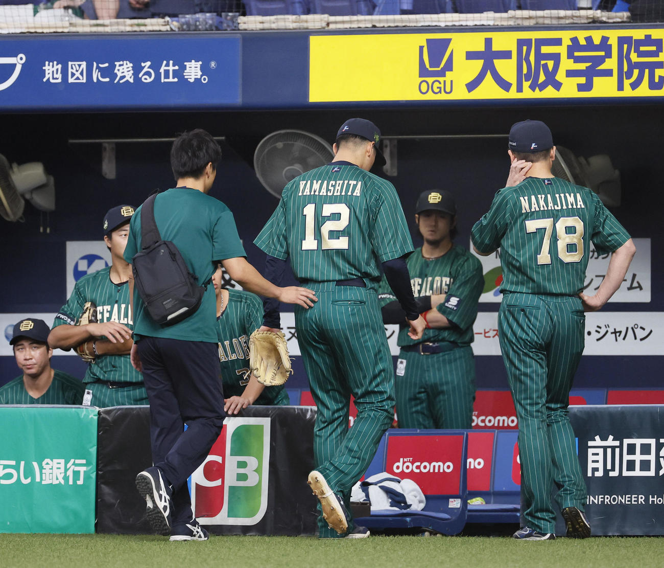 オリックス対ロッテ　6回表のマウンドに上がるも、治療に向かいそのまま降板するオリックス山下（12）（撮影・藤尾明華）
