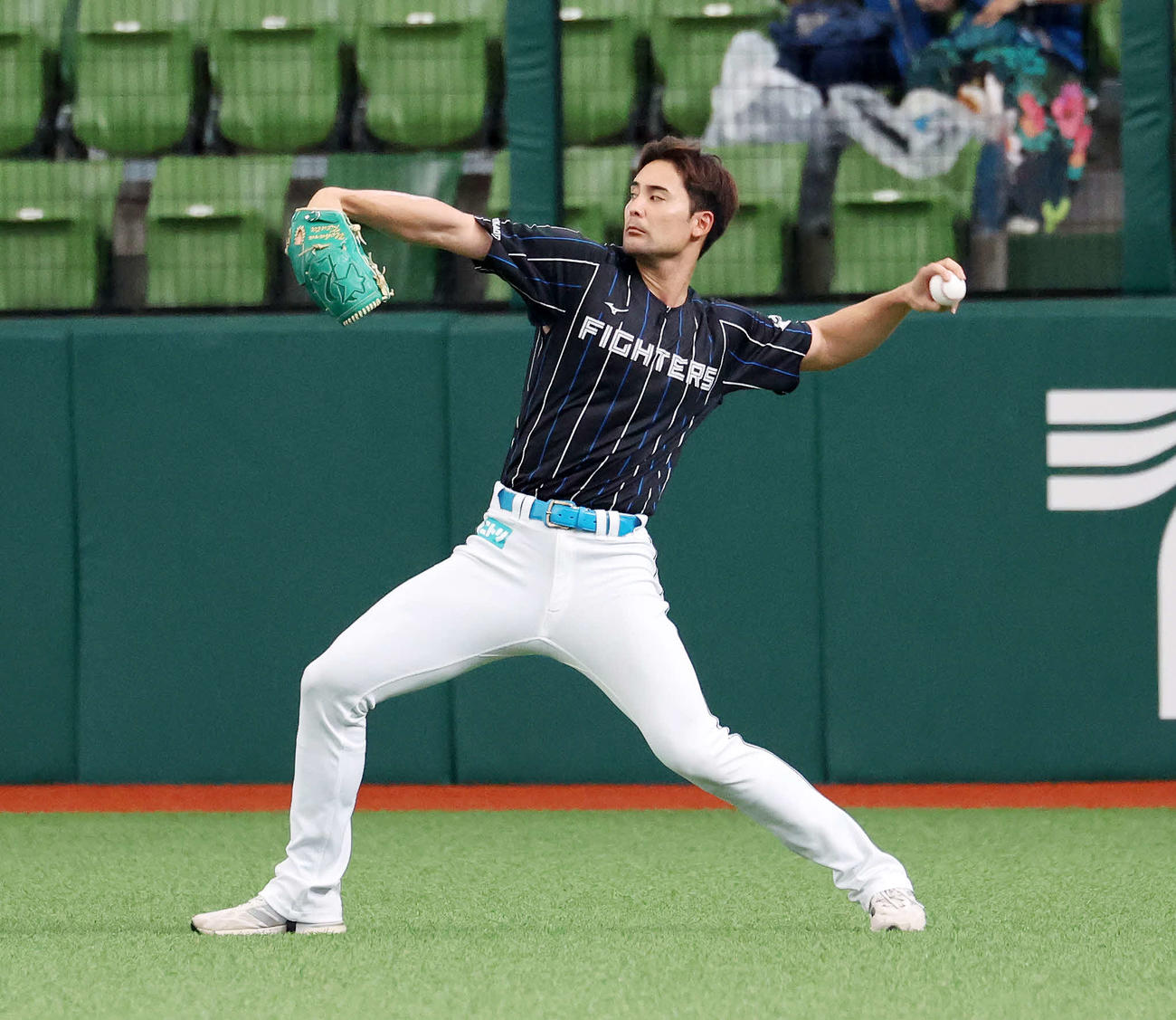 西武対日本ハム　キャッチボールする日本ハム上原（撮影・鈴木正人）