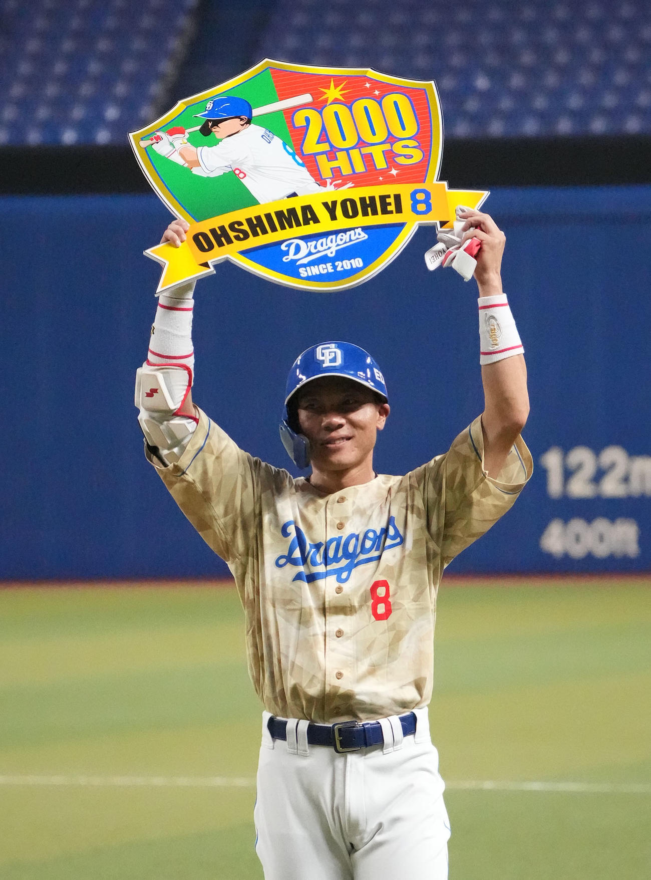 中日対DeNA 3回裏中日1死一塁、中前安打を放ち通算2000本安打を達成し記念ボードを掲げる大島（撮影・森本幸一）