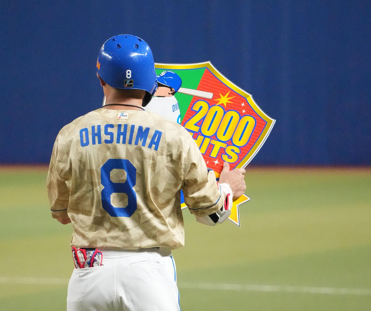 中日対DeNA 3回裏中日1死一塁、中前安打を放ち通算2000本安打を達成し記念ボードを掲げる大島（撮影・森本幸一）