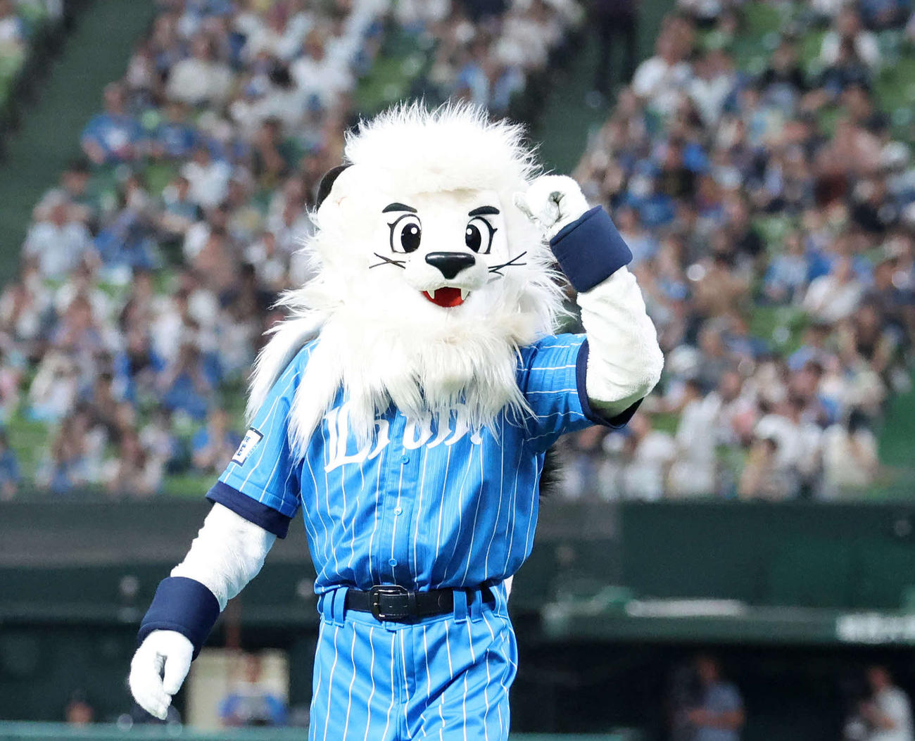ギネス世界記録に挑戦を終えガッツポーズする西武マスコットのレオ（撮影・鈴木正人）