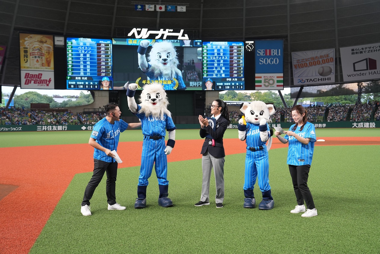マスコットによる30秒間バック転最多回数のギネス記録を打ち立てた西武の球団マスコット、レオ