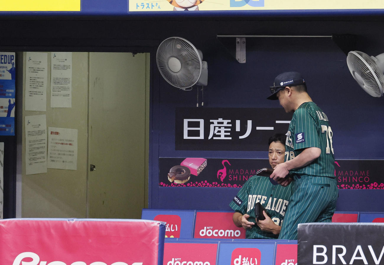 オリックス対ロッテ　12回引き分けに終わり、ベンチを引き揚げるオリックス中嶋監督（右）（撮影・藤尾明華）