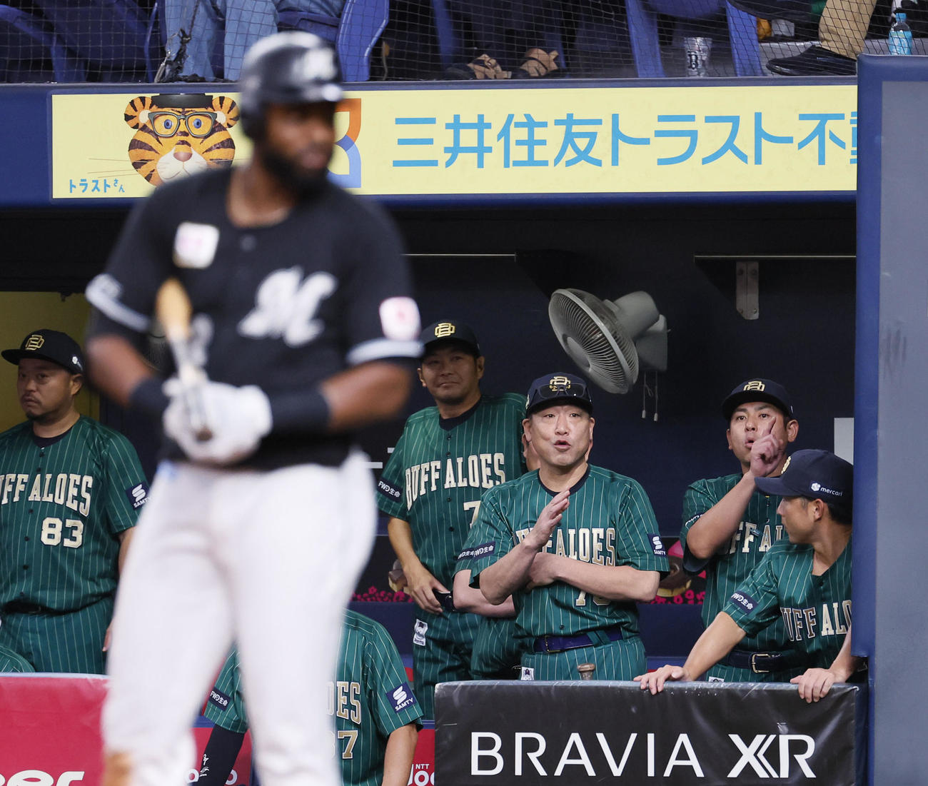 オリックス対ロッテ　10回表ロッテ2死二、三塁、打者ポランコのとき申告敬遠の放送がながれ、ベンチから違うと手を振るオリックス中嶋監督（右から3人目）（撮影・藤尾明華）