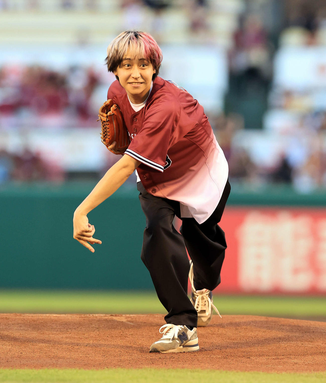 楽天対ソフトバンク　セレモニアルピッチングに登場したHey！Say！JUMPの八乙女光（撮影・浅見桂子）