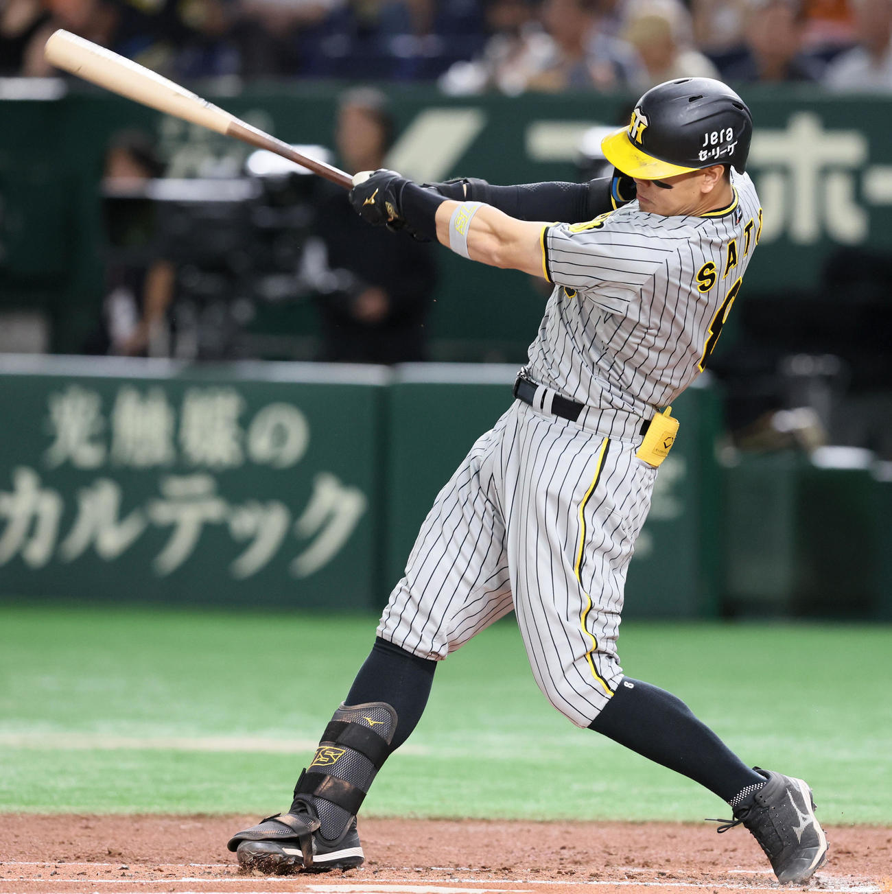巨人対阪神　2回表阪神無死、佐藤輝は右中間越えソロ本塁打を放つ（撮影・加藤哉）