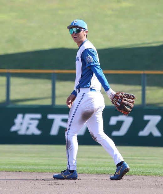 日本ハム対ロッテ　日本ハム4回1死、好守を見せ笑顔を見せる加藤豪（撮影・永野高輔）