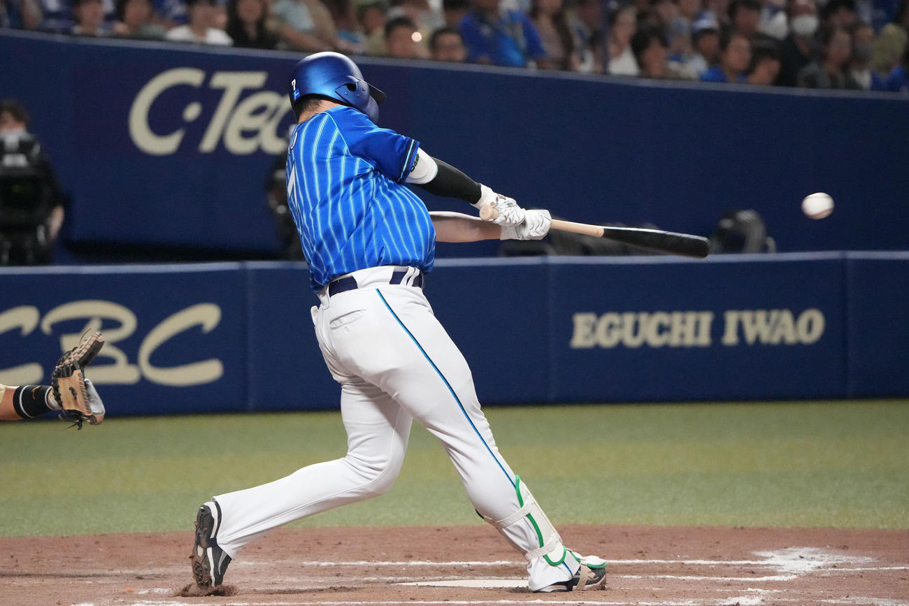 中日対DeNA 12回表DeNA1死二、三塁、右前適時打を放つ佐野（撮影・森本幸一）