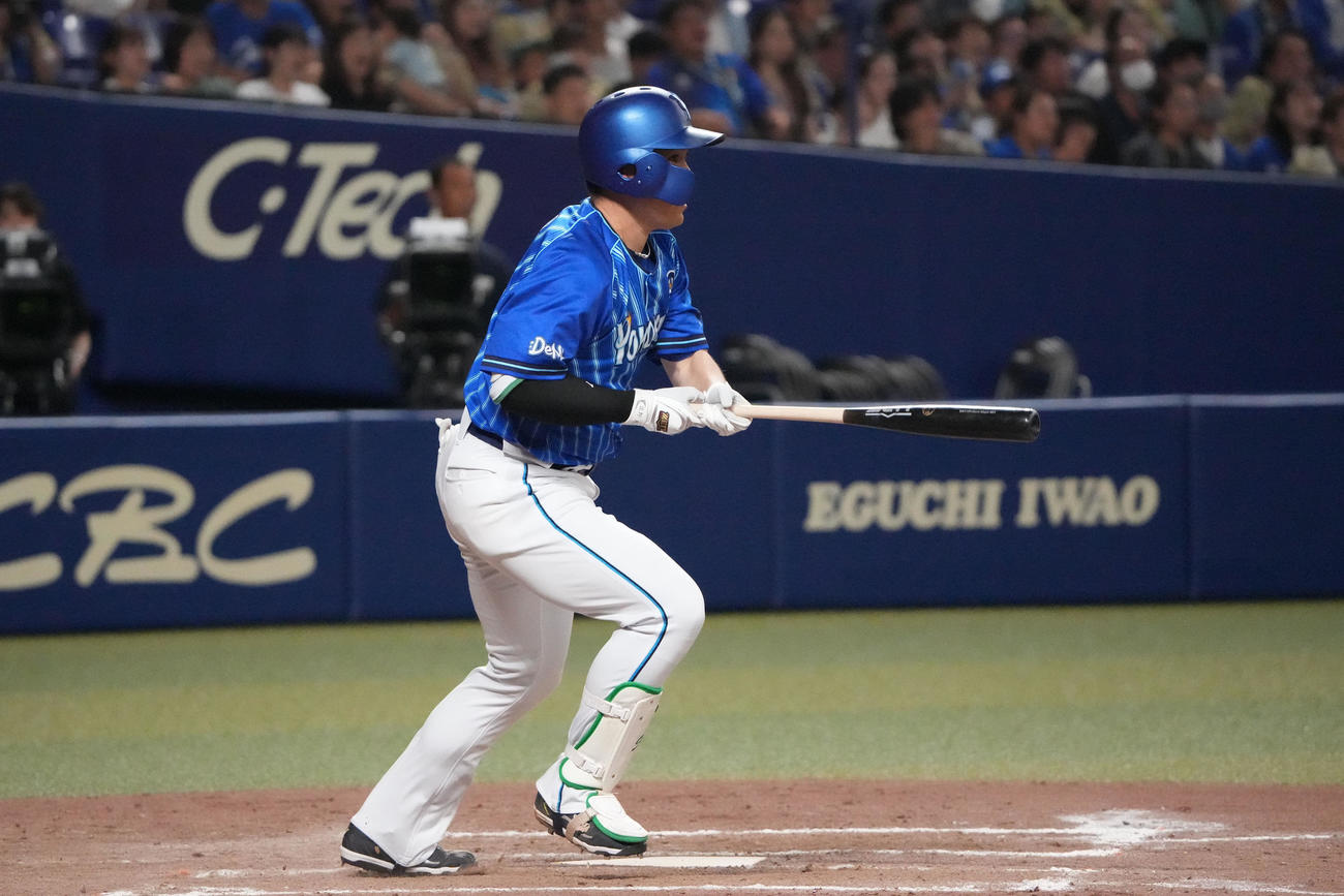 中日対DeNA 12回表DeNA1死二、三塁、右前適時打を放つ佐野（撮影・森本幸一）