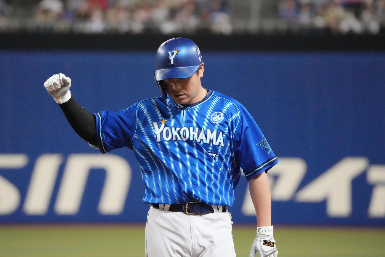 中日対DeNA 12回表DeNA1死二、三塁、右前適時打を放った佐野（撮影・森本幸一）