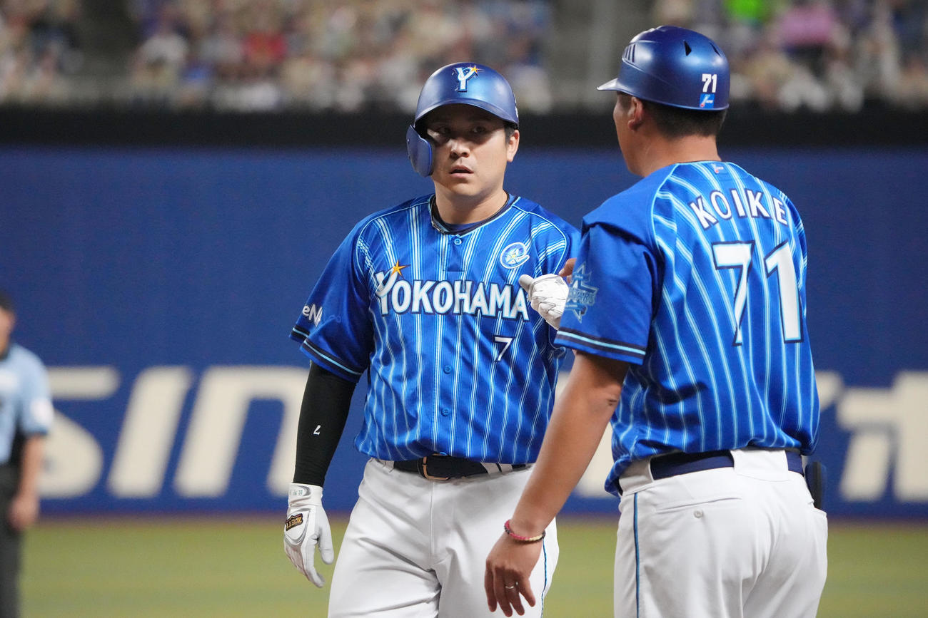 中日対DeNA 12回表DeNA1死二、三塁、右前適時打を放った佐野（左）（撮影・森本幸一）