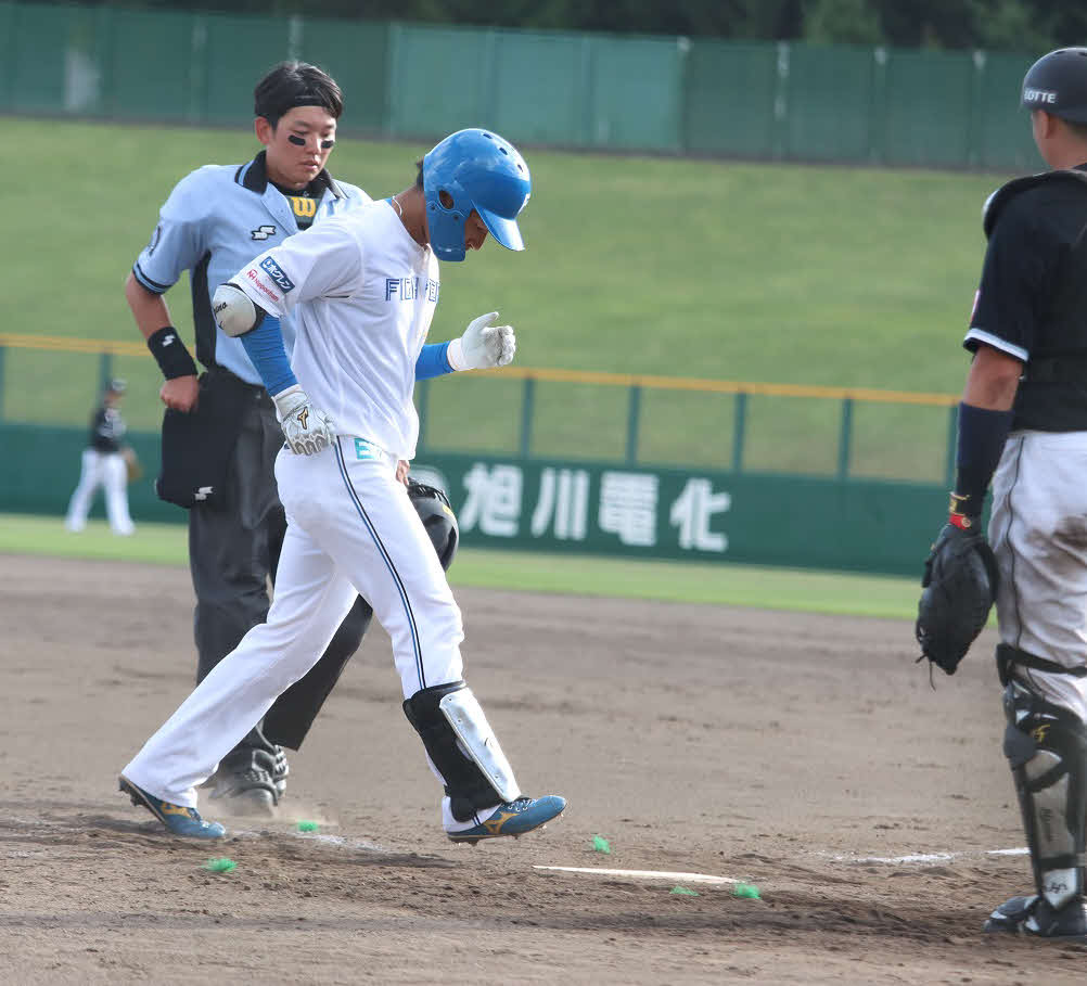 日本ハム対ロッテ　日本ハム9回2死、左越えに同点本塁打を放ちホームを踏む水野（撮影・永野高輔）