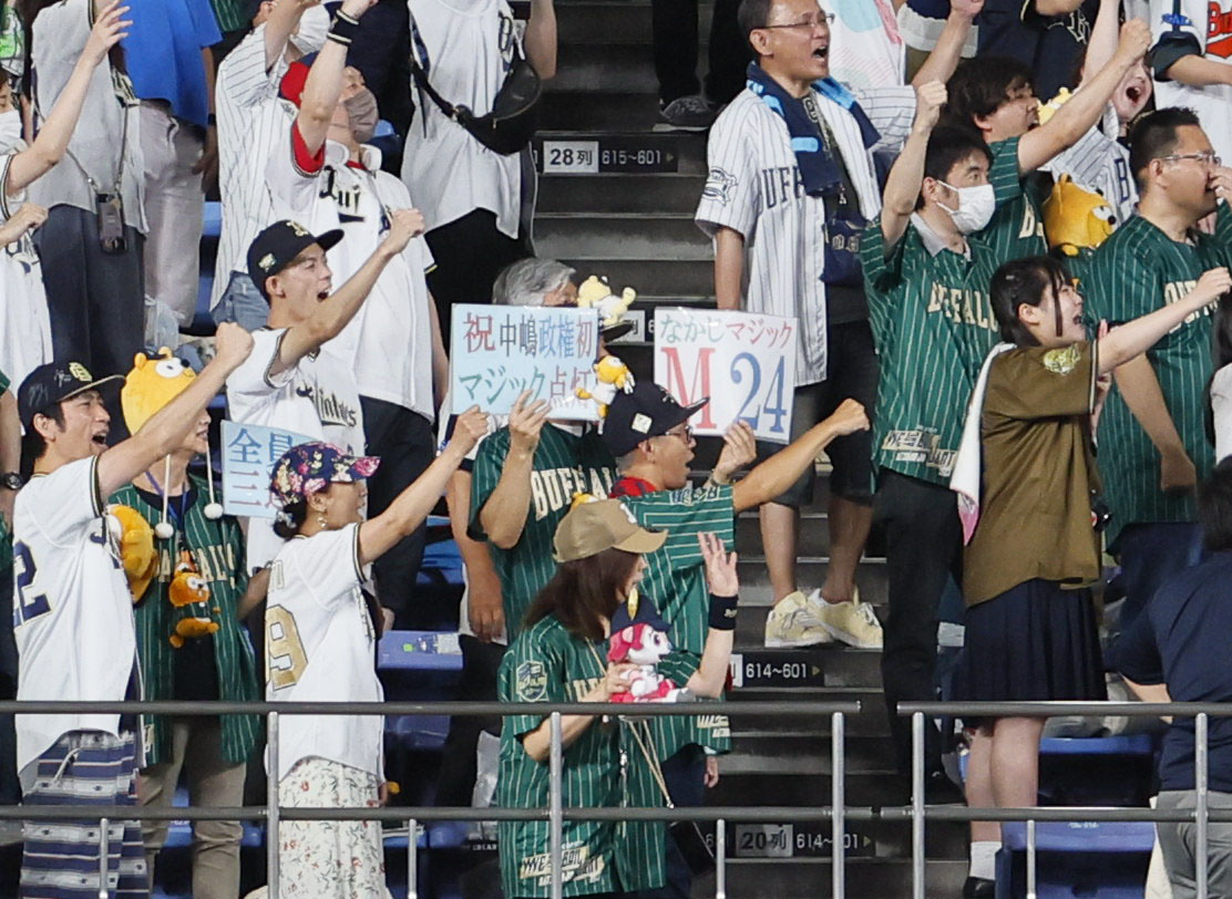 オリックス対ロッテ　M24点灯を祝福するオリックスファン（撮影・藤尾明華）
