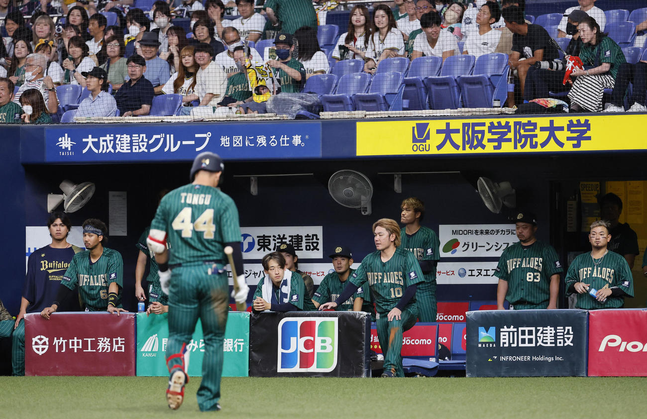 オリックス対ロッテ　11回裏オリックス1死一、二塁、三振に倒れベンチに戻る頓宮（44）とオリックスナイン（撮影・藤尾明華）