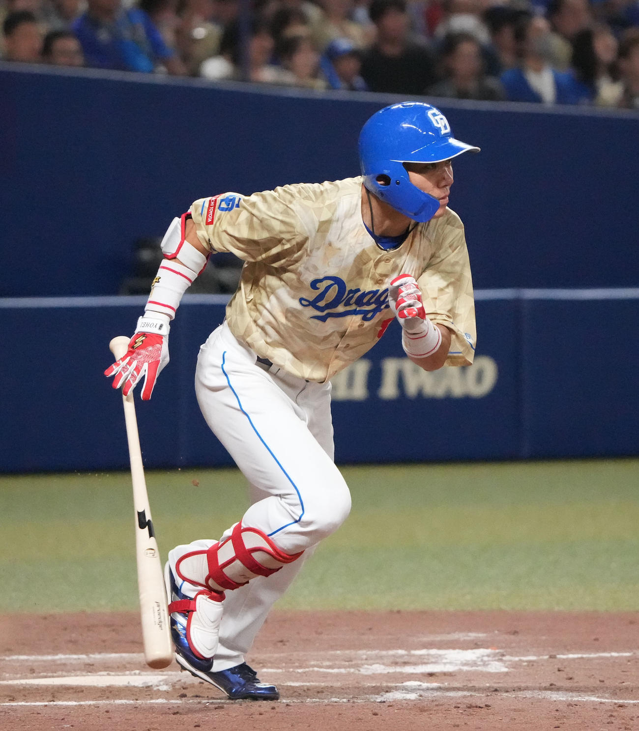 中日対DeNA 12回裏中日1死一塁、右前打を放つ大島（撮影・森本幸一）