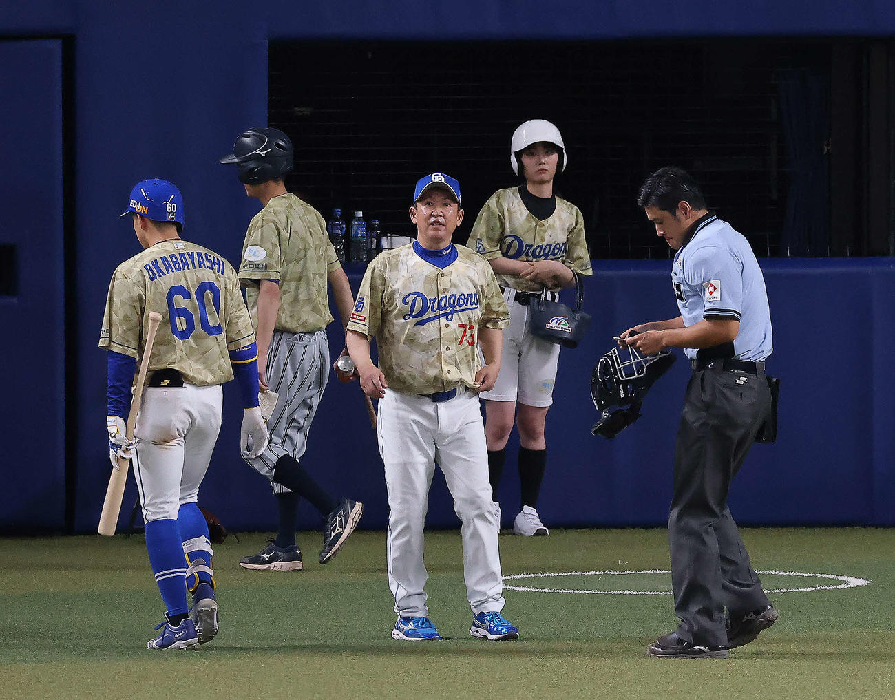 中日対DeNA 9回裏を同点で終え延長戦となり、選手交代を告げる立浪監督（撮影・河田真司）