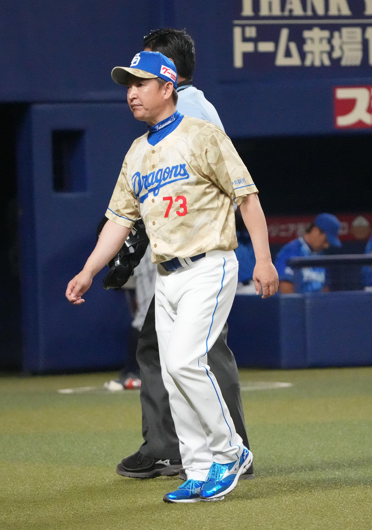 中日対DeNA 7回終了、選手交代を告げベンチへ戻る立浪監督（撮影・森本幸一）