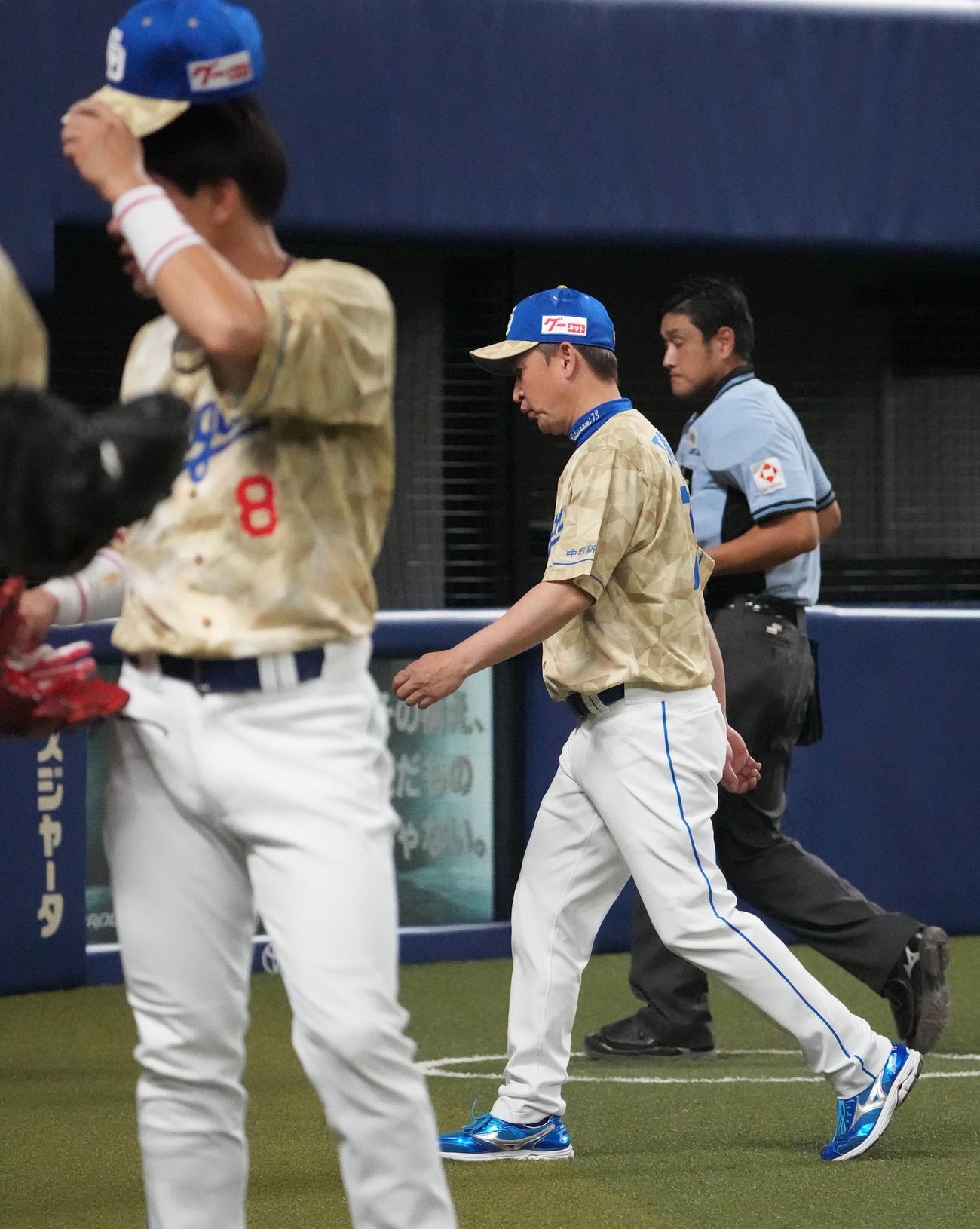 中日対DeNA 7回終了、選手交代を告げベンチへ戻る立浪監督（撮影・森本幸一）