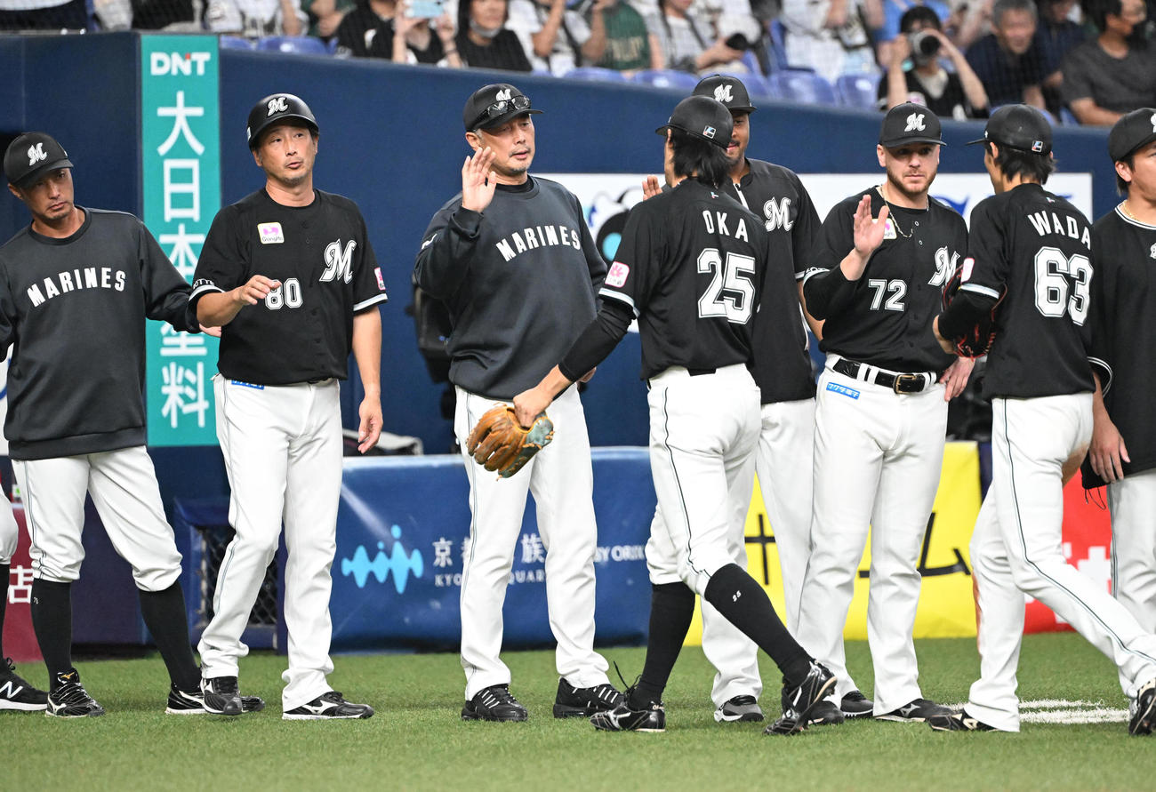 オリックス対ロッテ　オリックスと引き分け選手を迎えるロッテ吉井監督（撮影・和賀正仁）