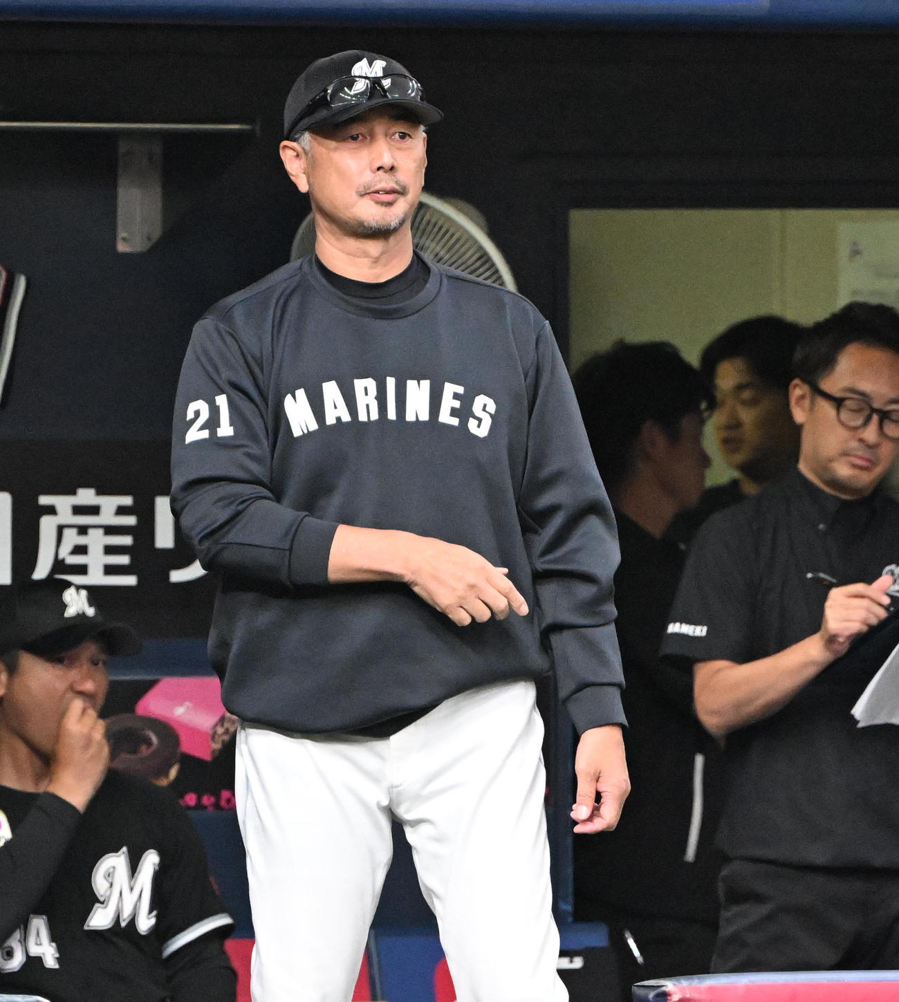 オリックス対ロッテ　9回、選手の交代を告げるロッテ吉井監督（撮影・和賀正仁）
