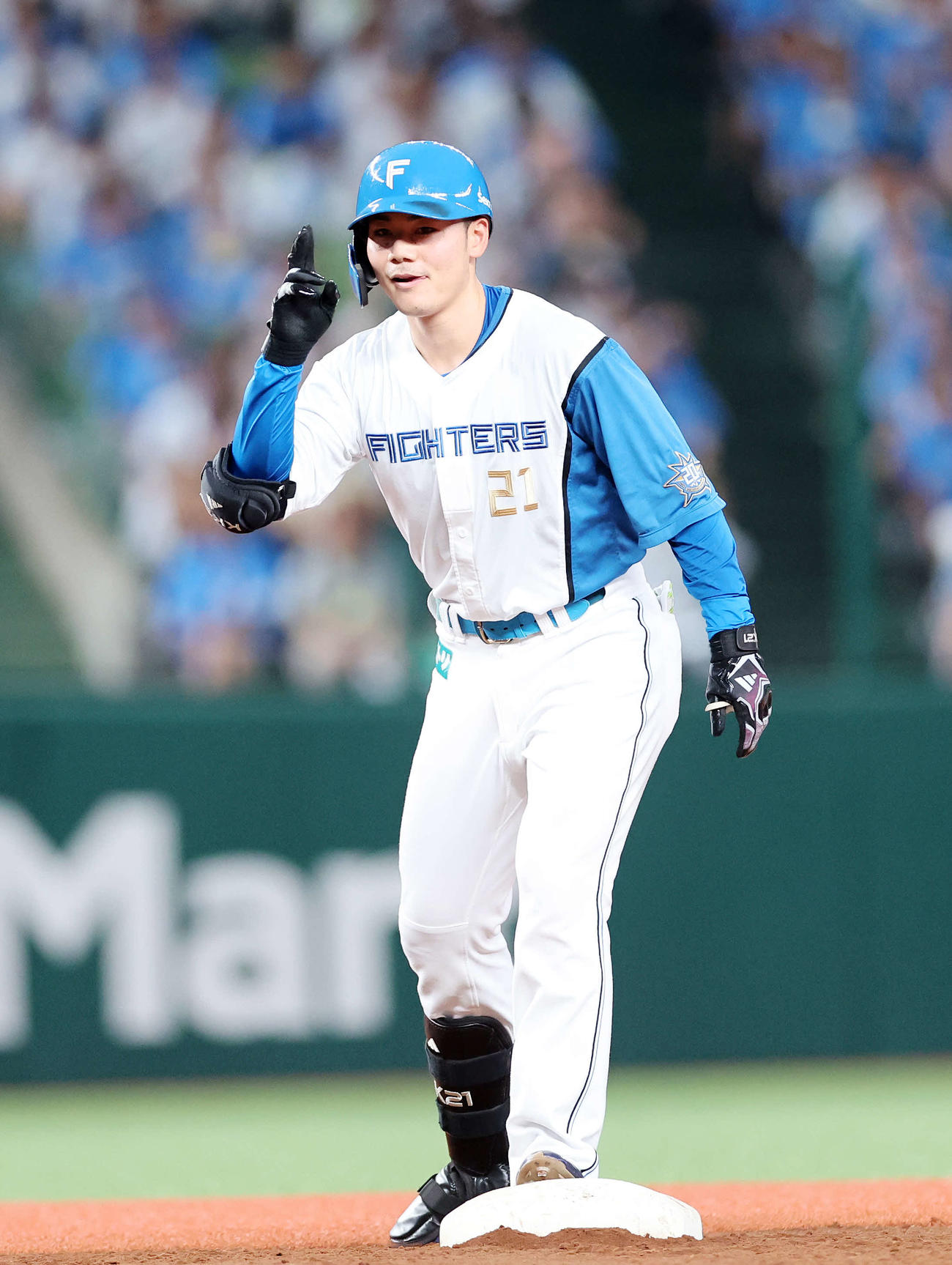 西武対日本ハム　2回表日本ハム2死満塁、清宮は左越え適時二塁打を放ちポーズを決める（撮影・鈴木正人）