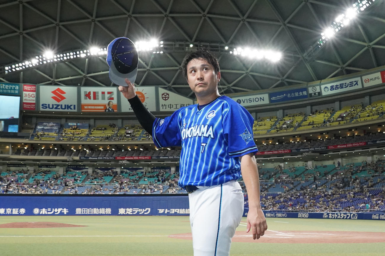 中日対DeNA　ヒーローインタビューを終えファンの声援に応える佐野（撮影・森本幸一）