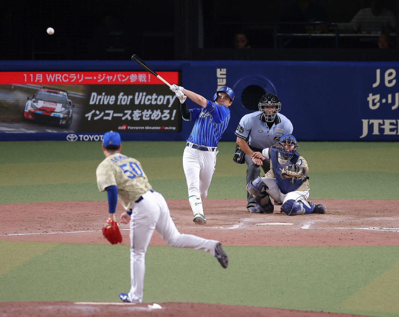 中日対DeNA　延長12回表DeNA1死二、三塁、右前適時打を放つ佐野。投手清水（撮影・河田真司）