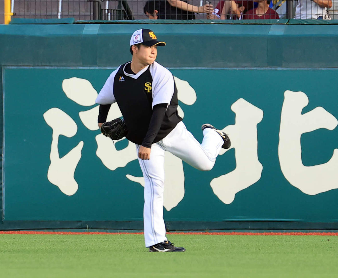 楽天対ソフトバンク　試合前練習でキャッチボールするソフトバンク松本晴（撮影・浅見桂子）