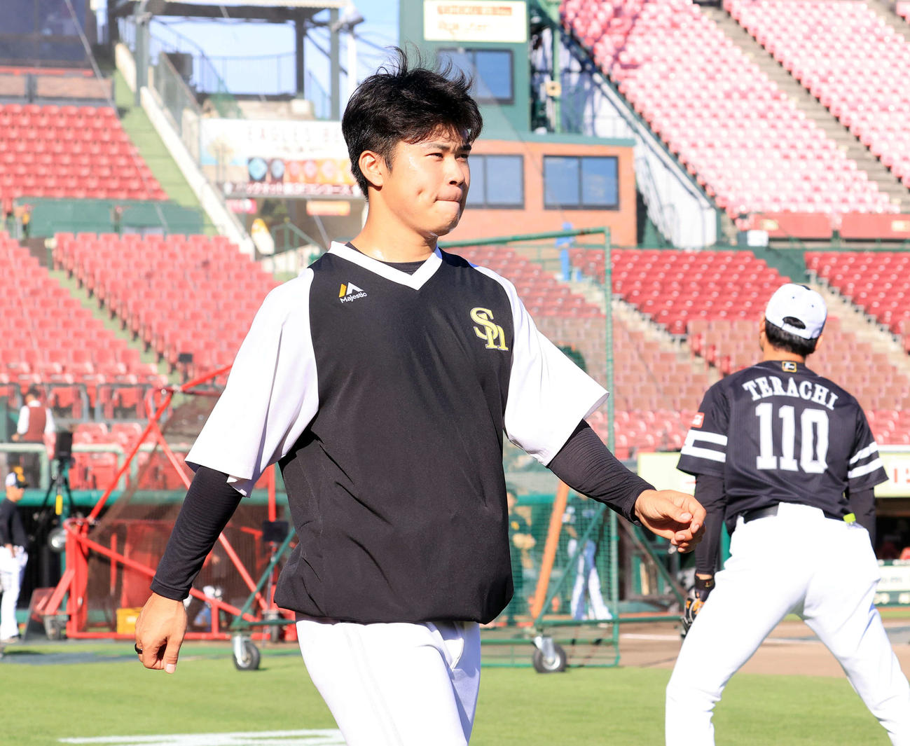 楽天対ソフトバンク　試合前練習でグラウンドに出るソフトバンク松本晴（撮影・浅見桂子）