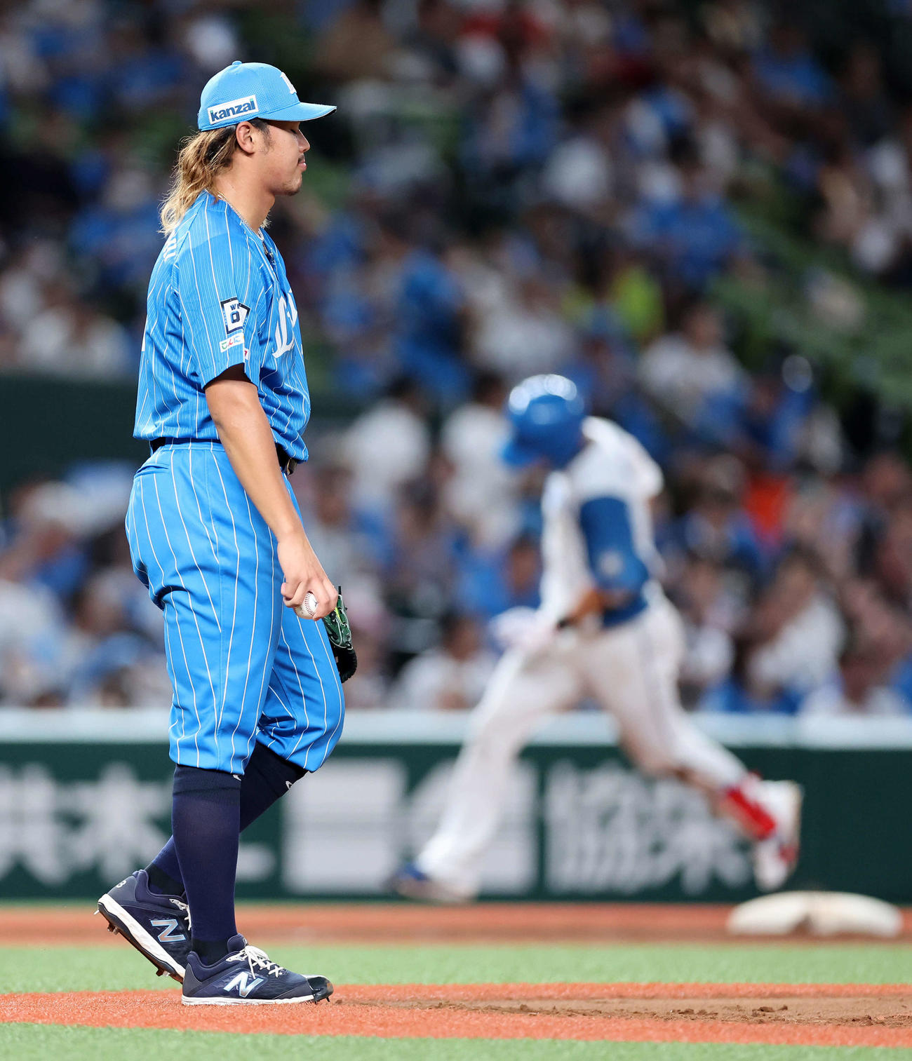 西武対日本ハム　3回表日本ハム無死、野村（右）に左越えソロ本塁打を放たれ険しい表情を見せる西武高橋（撮影・鈴木正人）