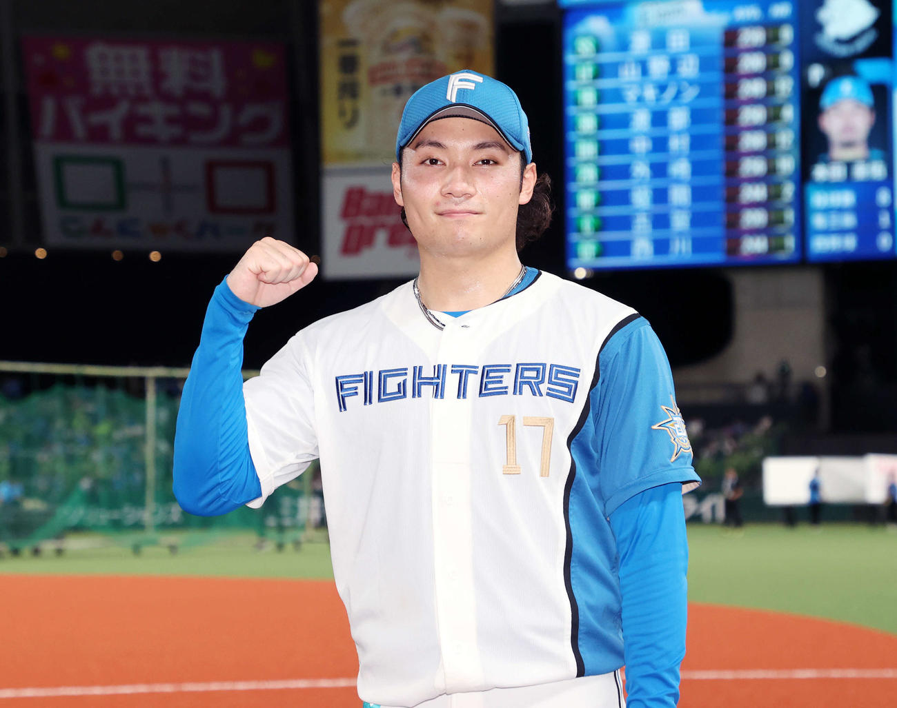 西武対日本ハム　完封勝利しガッツポーズで笑顔を見せる日本ハム伊藤（撮影・鈴木正人）
