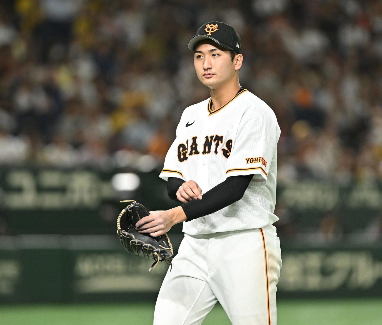 巨人対阪神　5回表途中で降板しベンチへ引き揚げる巨人横川（撮影・滝沢徹郎）