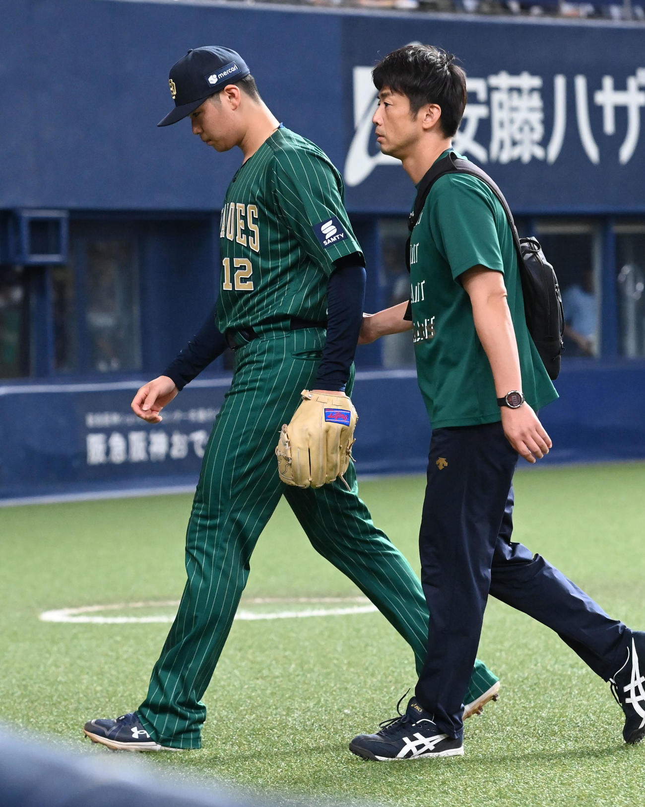 オリックス対ロッテ　6回表、1度はマウンドに上がりながらベンチに戻る山下（左）（撮影・和賀正仁）