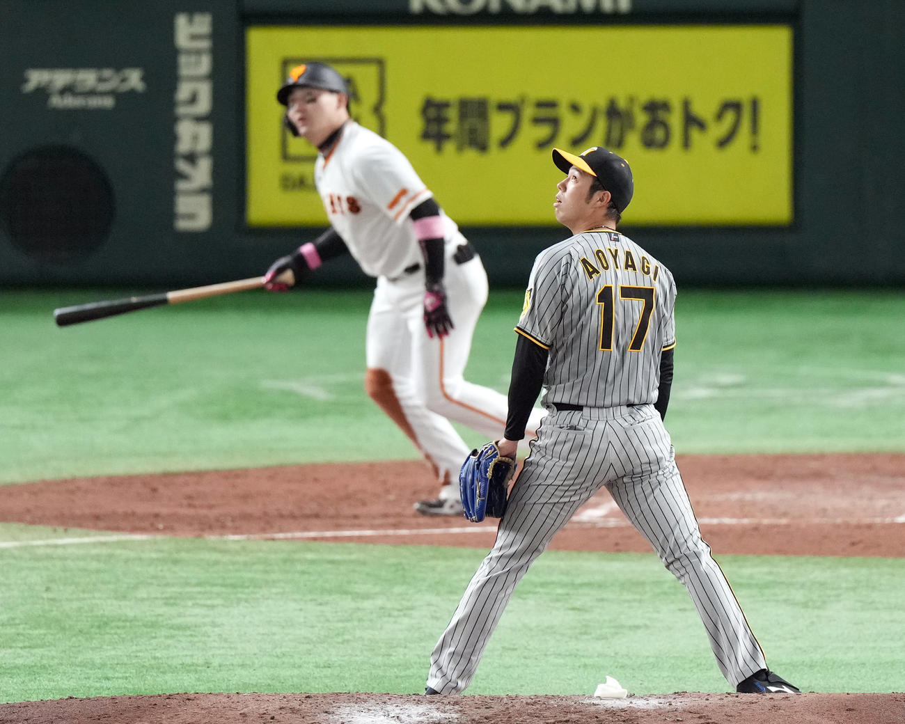 巨人対阪神　4回裏巨人2死二塁、丸に2点本塁打を打たれる青柳（撮影・狩俣裕三）