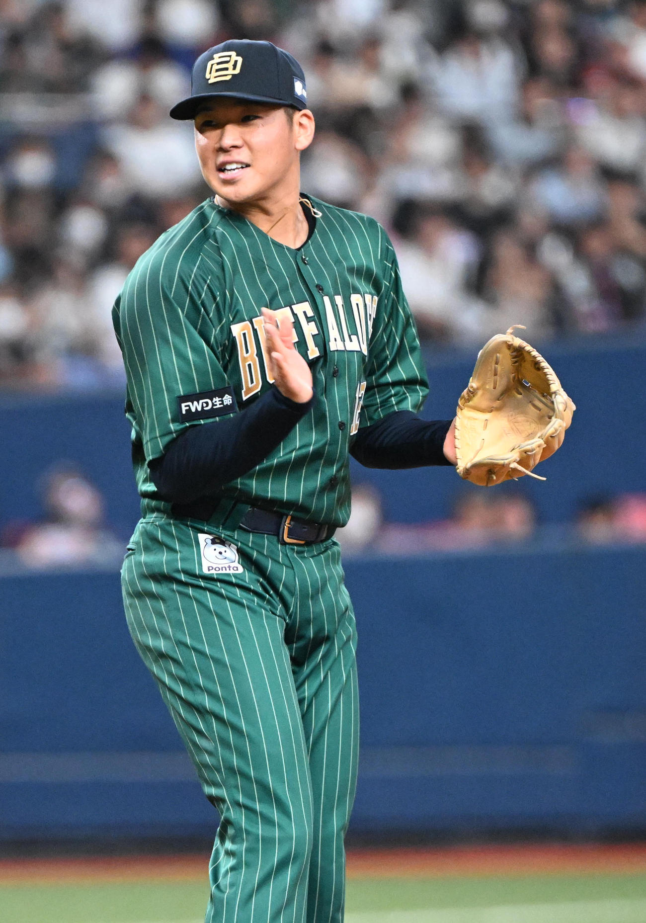 オリックス対ロッテ　5回表ロッテ2死三塁、藤原を空振り三振に仕留め手をたたく山下（撮影・和賀正仁）