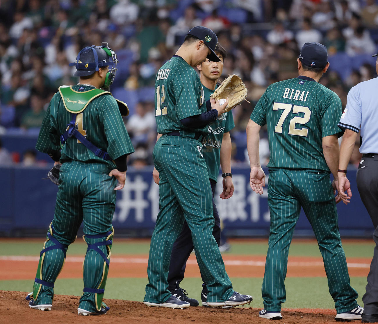 オリックス対ロッテ　6回表のマウンドに上がるも、治療に向かいそのまま降板するオリックス山下（左から2人目）（撮影・藤尾明華）