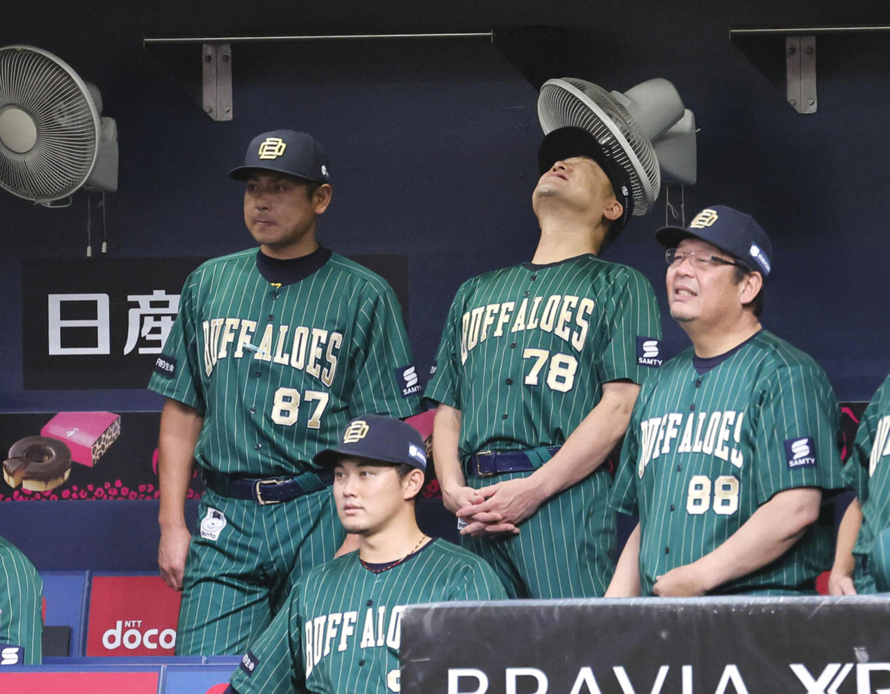 オリックス対ロッテ　12回裏オリックス2死、広岡が三振に倒れ、天を仰ぐ中嶋監督（右から2人目）（撮影・藤尾明華）