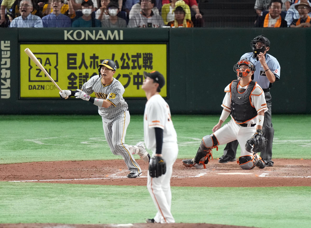巨人対阪神　7回表阪神1死満塁、満塁本塁打を放つ木浪。投手鈴木康（撮影・狩俣裕三）